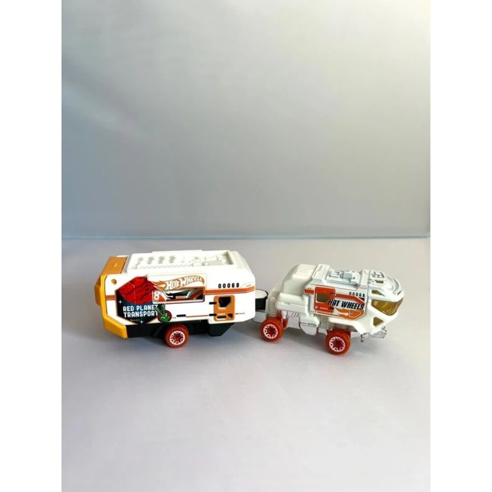 Hot Wheels Red Planet Transport 3 Piece Set - Picture 5 of 5